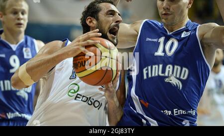 KOPER 2013-09-07 der Italiener Marco Belinelli und der Finnische Tuukka Kotti beim Qualifikationsspiel der FIBA Eurobasket Group D Italien gegen Finnland am 7. September 2013 in Koper. Foto: Janerik Henriksson / SCANPIX / Code 10010 Stockfoto