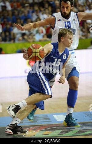 KOPER 2013-09-07 der finnische Teemu Rannikko (links) und der italienische Marco Belinelli während des FIBA Eurobasket Group D Qualifikationsspiel Italien gegen Finnland am 7. September 2013 in Koper. Foto: Janerik Henriksson / SCANPIX / Code 10010 Stockfoto