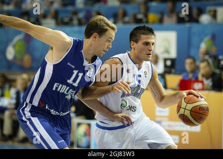 KOPER 2013-09-07 die Finnin Petteri Koponen (links) und die Italienerin Andrea Cinciarini kämpfen beim Qualifikationsspiel der FIBA Eurobasket Gruppe D Italien gegen Finnland am 7. September 2013 in Koper um den Ball. Foto: Janerik Henriksson / SCANPIX / Code 10010 Stockfoto