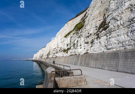 Rottingdean Cliff Path (Cliff Walk) und weiße Kreidefelsen im Sommer mit blauem Himmel in Rottingdean, an der Südküste von East Sussex, England, Großbritannien. Stockfoto