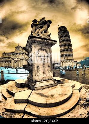 Italien, Pisa. Fontana Dei Putti mit Duomo de Pisa, Piazza dei Miracoli Stockfoto