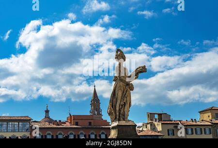 Statue, Ponte Santa Trinita Brücke, Florenz, Italien. Brücke 1300 Statue von Giovanni Caccini im Jahr 1608. Stockfoto