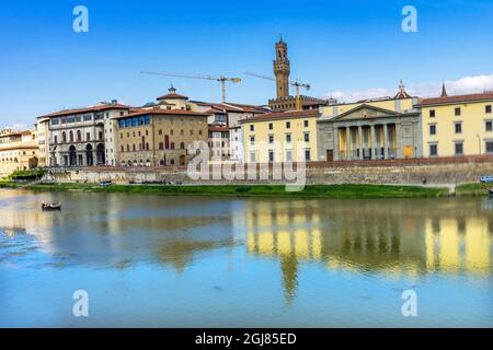 Palazzo Vecchio und Arno River, Florenz, Toskana, Italien. Der Palazzo Vecchio wurde im 13. Jahrhundert erbaut und ist das politische Zentrum von Florenz. Stockfoto