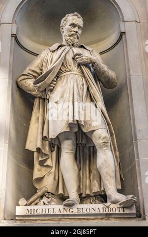 Michelangelo-Statue, Uffizien, Florenz, Italien. Statue von Emilio Santarelli im Jahr 1840. Stockfoto