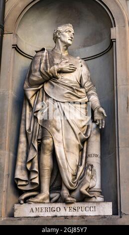 Statue von Amerigo Vespucci. Italienischer Navigator und Kartenhersteller, Uffizien, Florenz, Italien. Statue von Gaetano Grazzini in den 1840er Jahren. Stockfoto