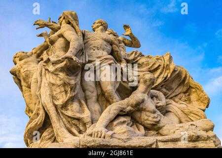 Römische Statue auf der Ponte-Brücke Vittorio Emanuele II, Tiber, Rom, Italien. Bridge wurde erst Ende des 19. Jahrhunderts erbaut. Stockfoto