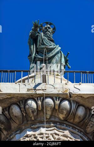 St. Paul Statue Kaiser Marcus Aurelius Säule, Rom, Italien. Die Säule wurde 193 n. Chr. errichtet, um des Sieges des Imperators bei militärischen Feldzügen zu gedenken. Stockfoto