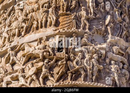 Kaiser Marcus Aurelius Kolonne Römische Soldaten Details, Rom, Italien. Die Säule wurde 193 n. Chr. errichtet, um des Sieges des Imperators bei militärischen Feldzügen zu gedenken. Stockfoto