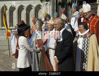 STOCKHOLM 2013-10-15 Foto-Datum 2007-04-15 Antje JackelÃ©n, Bischof von Lund in Lund, ist mit König Carl Gustaf und Königin Silvia 2007 zu sehen. 10. Dezember 2010. Nach 849 Jahren und 70 männlichen Vorläufern wurde Bischof JackelÃ©n zum ersten weiblichen Erzbischof von Schweden gewählt, 15. Oktober 2013. Foto Leif R Jansson / SCANPIX kod 10020 Stockfoto