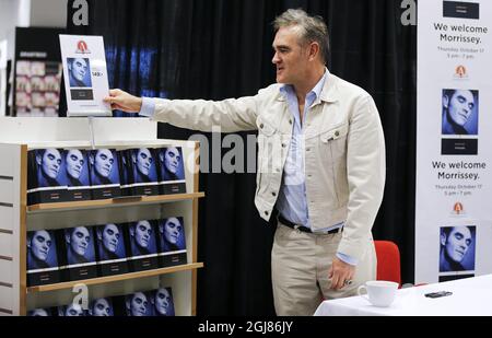 GÖTEBORG 2013-10-17 der britische Sänger Morrissey unterschreibt seine Autobiographie 'Autobiography' am Donnerstag, den 17. Oktober 2013, im Buchladen Akademibokhandeln in Göteborg. Foto Adam Ihse / TT / Kod 9200 Stockfoto