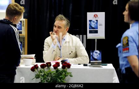 GÖTEBORG 2013-10-17 der britische Sänger Morrissey unterschreibt seine Autobiographie 'Autobiography' am Donnerstag, den 17. Oktober 2013, im Buchladen Akademibokhandeln in Göteborg. Foto Adam Ihse / TT / Kod 9200 Stockfoto