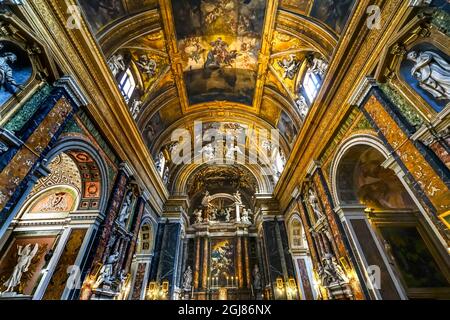 Altarstatuen Fresken, Basilika Jesus und Maria Gesu e Maria Kirche, Rom, Italien. Erbaut in der Krönung des Mariengemäldes 1679 von Giacinto Bra aus dem 16. Jahrhundert Stockfoto