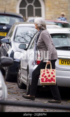 *** EXKLUSIV ** CHIPPING NORTON 20131020 Foto-Datum 20131003 SwedenÂ´s Prinzessin Margraretha, Mrs. Ambler, wird in ihrer Heimatstadt Chipping Norton in Großbritannien, 3. Oktober 2013, gesehen. Prinzessin Margaretha ist die Schwester von König Carl XVI Gustaf von Schweden und hat die königliche Welt für ein normales Leben in einem kleinen englischen Dorf verlassen. Foto: Suvad Mrkonjic / XP / SCANPIX / kod 7116 ** AUS SCHWEDEN HERAUS ** Stockfoto