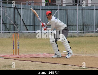 Baramulla District, Indien. September 2021. Kashmiri-Mädchen-Cricket-Spieler in Aktion im Sportstadion Kunzer im Bezirk Baramulla im Norden Kaschmirs, am 9. September 2021 während der indischen Armee von 2 Rashtriya Gewehre (RR) organisierte ein Frauen-Cricket-Turnier von sechs Teams aus Baramulla Bezirk und Srinagar, um Mädchen in sportlichen Aktivitäten zu stärken. (Foto von Sajad Hameed/INA Photo Agency/Sipa USA) Quelle: SIPA USA/Alamy Live News Stockfoto