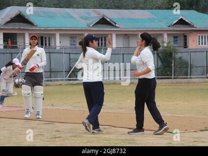 Baramulla District, Indien. September 2021. Kashmiri-Mädchen-Cricket-Spieler in Aktion im Sportstadion Kunzer im Bezirk Baramulla im Norden Kaschmirs, am 9. September 2021 während der indischen Armee von 2 Rashtriya Gewehre (RR) organisierte ein Frauen-Cricket-Turnier von sechs Teams aus Baramulla Bezirk und Srinagar, um Mädchen in sportlichen Aktivitäten zu stärken. (Foto von Sajad Hameed/INA Photo Agency/Sipa USA) Quelle: SIPA USA/Alamy Live News Stockfoto