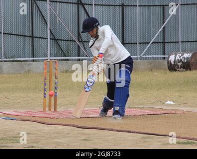 Baramulla District, Indien. September 2021. Kashmiri-Mädchen-Cricket-Spieler in Aktion im Sportstadion Kunzer im Bezirk Baramulla im Norden Kaschmirs, am 9. September 2021 während der indischen Armee von 2 Rashtriya Gewehre (RR) organisierte ein Frauen-Cricket-Turnier von sechs Teams aus Baramulla Bezirk und Srinagar, um Mädchen in sportlichen Aktivitäten zu stärken. (Foto von Sajad Hameed/INA Photo Agency/Sipa USA) Quelle: SIPA USA/Alamy Live News Stockfoto