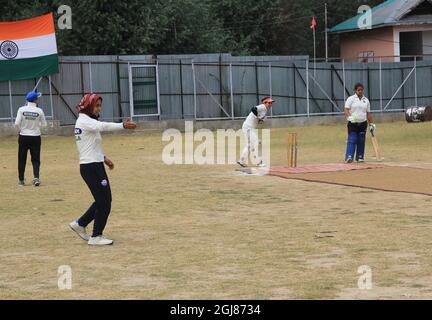 Baramulla District, Indien. September 2021. Kashmiri-Mädchen-Cricket-Spieler in Aktion im Sportstadion Kunzer im Bezirk Baramulla im Norden Kaschmirs, am 9. September 2021 während der indischen Armee von 2 Rashtriya Gewehre (RR) organisierte ein Frauen-Cricket-Turnier von sechs Teams aus Baramulla Bezirk und Srinagar, um Mädchen in sportlichen Aktivitäten zu stärken. (Foto von Sajad Hameed/INA Photo Agency/Sipa USA) Quelle: SIPA USA/Alamy Live News Stockfoto