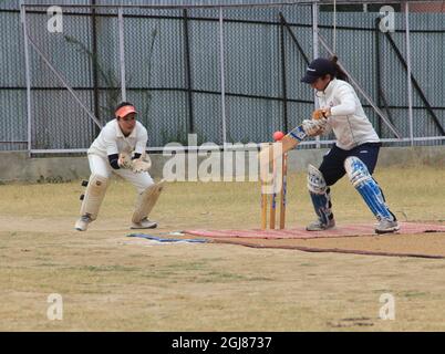 Baramulla District, Indien. September 2021. Kashmiri-Mädchen-Cricket-Spieler in Aktion im Sportstadion Kunzer im Bezirk Baramulla im Norden Kaschmirs, am 9. September 2021 während der indischen Armee von 2 Rashtriya Gewehre (RR) organisierte ein Frauen-Cricket-Turnier von sechs Teams aus Baramulla Bezirk und Srinagar, um Mädchen in sportlichen Aktivitäten zu stärken. (Foto von Sajad Hameed/INA Photo Agency/Sipa USA) Quelle: SIPA USA/Alamy Live News Stockfoto