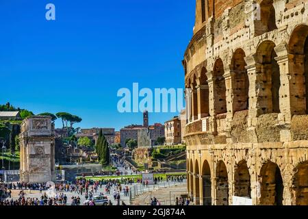Details Forum Romanum, Kolosseum und Konstantinsbogen, Rom, Italien. Erbaut im Jahre 72 n. Chr. von Kaiser Vespasian, mit Platz für 50 bis 80,000 Personen Stockfoto