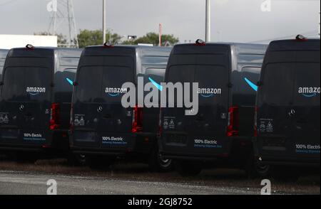 Eine Flotte von Amazon-Lieferwagen befindet sich auf dem Vorplatz eines Mercedes-Händlerbetriebs in Dublin, während die Bauarbeiten im nahe gelegenen Baldonnell Business Park, dem ersten Lagerhaus von Amazon in der Republik Irland, fortgesetzt werden. Der Onlinehandel-Riese sagte, dass er das Versandzentrum in Dublin einrichten würde, um die Kundennachfrage zu befriedigen. Bilddatum: Donnerstag, 9. September 2021. Stockfoto