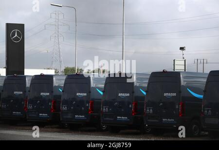 Eine Flotte von Amazon-Lieferwagen befindet sich auf dem Vorplatz eines Mercedes-Händlerbetriebs in Dublin, während die Bauarbeiten im nahe gelegenen Baldonnell Business Park, dem ersten Lagerhaus von Amazon in der Republik Irland, fortgesetzt werden. Der Onlinehandel-Riese sagte, dass er das Versandzentrum in Dublin einrichten würde, um die Kundennachfrage zu befriedigen. Bilddatum: Donnerstag, 9. September 2021. Stockfoto