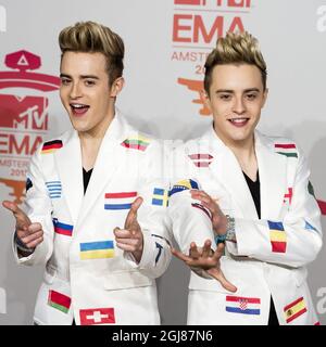 AMSTERDAM 20131110 Jedward, John och Edward Grimes beim Worldwide Act Award während der MTV Europe Music Awards 2013, die am Sonntag, 10. November 2013, im Ziggo Dome in Amsterdam, Niederlande, abgehalten wurden. Foto: Vilhelm Stokstad / TT / Kod 11370 Stockfoto