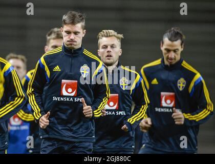 Mikael lustig (L-R), Sebastian Larsson und Zlatan Ibrahimovic während einer Trainingseinheit in der Friends Arena in Stockholm, Schweden, am 12. November 2013. Die schwedische Fußballmannschaft wird Portugal am Freitag in einem Qualifikationsspiel für die Weltmeisterschaft 2014 gegenüberstehen. Foto: Anders Wiklund / TT / Code 10040 Stockfoto