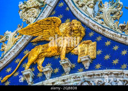 Venezianisches Symbol des geflügelten Löwen, Piazza San Marco, Markusplatz, Venedig, Italien. Geflügelter Löwe auch Symbol des Mark Gospel Schriftsteller. (Nur Für Redaktionelle Zwecke) Stockfoto