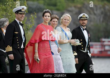 STOCKHOLM 20130608 Kronprinz Frederik und Kronprinzessin Mary von Dänemark und Prinzessin Martha Louise, Kronprinzessin Mette-Marit und Kronprinz Haakon besteigen ein Boot von Evert Taubes Terrass in Riddarholmen in Stockholm zum Schloss Drottningholm, wo das Hochzeitsessen am 8. Juni 2013 stattfinden wird. Heute fand die Hochzeit zwischen Prinzessin Madeleine und Herrn Chistopher O'Neill statt. Foto: Adam Ihse / SCANPIX / kod 9200 Stockfoto