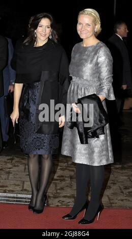 Stockholm 20091119 Kronprinzessin Mary von Dänemark und Kronprinzessin Mette-Marit von Norwegen und andere europäische Royals kommen in die Berwald Hall in Stockholm zu einem Jubiläumskonzert zum 20. Jahrestag der UN-Kinderrechtskonvention (UNCRC). Foto: Pontus Lundahl / SCANPIX / Code 10050 Stockfoto