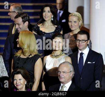 STOCKHOLM 20091119 hintere Reihe von links; Jonas Bergstrom, Verlobte der Prinzessin Madeleine von Schweden, Kronprinzessin Maria von Dänemark, Kronprinzessin Mette-Marit von Norwegen, Prinzessin Madeleine von Schweden, Kronprinzessin Victoria von Schweden, ihr Verlobter Daniel Westling, im Vordergrund, Königin Silvia und König Carl Gustaf und andere europäische Könige kommen in die Berwald Hall in Stockholm zu einem Jubiläumskonzert, um den 20. Jahrestag der UN-Kinderrechtskonvention (UNCRC) zu feiern. Foto: Pontus Lundahl / SCANPIX / Code 10050 Stockfoto