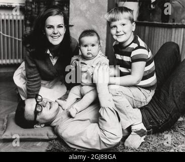 STOCKHOLM 19620907 Anni-Frid Lyngstad fotografiert zusammen mit ihrem Mann Ragnar, den Kindern Hans und Lise-lott in Eskilstuna vor den Abbajahren. ********** Anni-Frid Lyngstad tillsammans med maken Ragnar och barnen Hans och Lise-lott fotografierte hemma i Eskilstuna. Foto Goran Arnback / PRB / SCANPIX Code 50 ***ARKIVBild*** Stockfoto