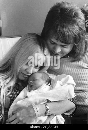 DATEI 19730226 Agnetha Faltskog und Bjorn Ulvaeus mit ihrer neugeborenen Tochter Linda. Foto: Lars Nyberg / SCANPIX Code 34 Stockfoto