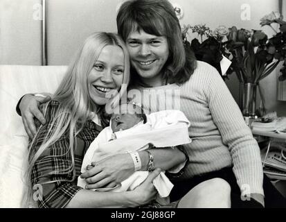 Arkiv 1973. Agnetha Faltskog und Bjorn Ulvaeus mit ihrer neugeborenen Tochter Linda. ****** Bjorn Ulvaeus, sangare und textforfattare. Forst som medlem i Hootenanny Singers, sen i Abba. Har tillsammans med hustrun Agnetha Faltskog och dottern Linda Elin. Foto: Svenskt Pressfoto/Scanpix Kod:20360 Scanpix Schweden Stockfoto