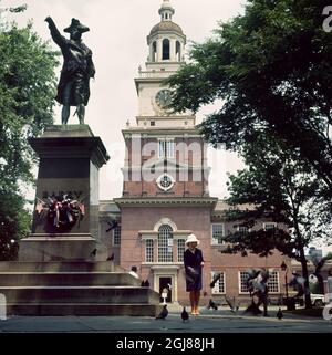 PHILADELPHIA ;USA FotoDatum:196?-??-?? Eine Frau, die die Pidgeons neben der Statue von Commodore John Barry vor der Independence Hall in Philadelphia, PA USA, 1960s füttert. Foto CA Peterson / SVT Bild / TT. Stockfoto