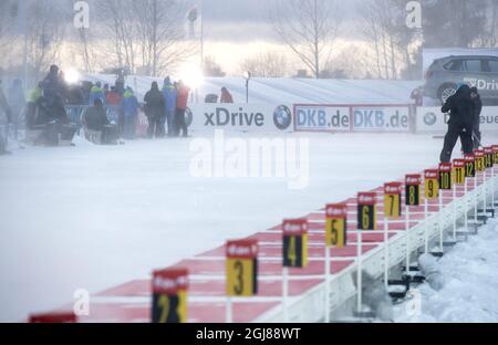 Schneeverwehungen und starker Wind haben das 10 km-Verfolgungsrennen der Frauen beim Biathlon-Weltcup in Ostersund, Schweden, am 1. Dezember 2013 gestoppt. Das Rennen wurde aus Sicherheitsgründen nach dem 3. Schießen der Spitzenpolitiker abgesagt. Foto: Pontus Lundahl / TT / Code 10050 Stockfoto