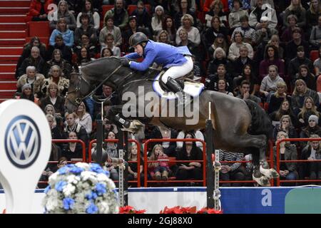 STOCKHOLM 2013-12-01 Gerco Schroeder, Niederländer, reitet auf dem Pferd Callahan, um am 30. November 2013 bei der Stockholm International Horse Show in der Globe Arena in Stockholm, Schweden, den internationalen Grand Prix-Springen zu gewinnen. Foto Bertil Enevag Ericson / TT / kod 10000 Stockfoto