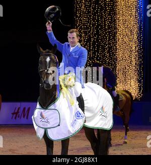 STOCKHOLM 2013-12-01 der Niederländer Gerco Schroeder auf dem Pferd Callahan gewann am 30. November 2013 bei der Stockholm International Horse Show in der Globe Arena in Stockholm, Schweden, den Grand Prix. Foto Bertil Enevag Ericson / TT / kod 10000 Stockfoto