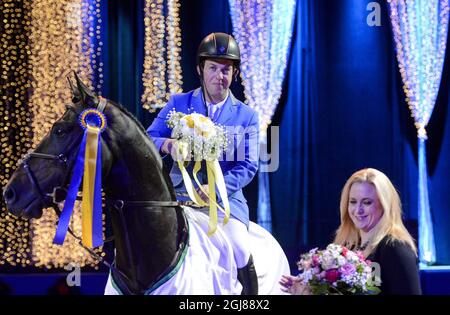 STOCKHOLM 2013-12-01 der Niederländer Gerco Schroeder auf dem Pferd Callahan gewann am 30. November 2013 bei der Stockholm International Horse Show in der Globe Arena in Stockholm, Schweden, den Grand Prix. Foto Bertil Enevag Ericson / TT / kod 10000 Stockfoto