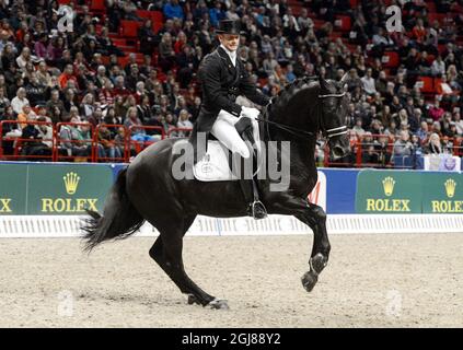 STOCKHOLM 2013-12-01 Edward Gal aus den Niederlanden reitet das Pferd Glock's Voice während der internationalen FEI Grand Prix Freestyle-Dressurveranstaltung auf der Stockholm International Horse Show in der Globe Arena in Stockholm, Schweden, am 01. Dezember 2013. Gal an zweiter Stelle platziert. Foto: Bertil Enevag Ericson / TT / kod 10000 Stockfoto