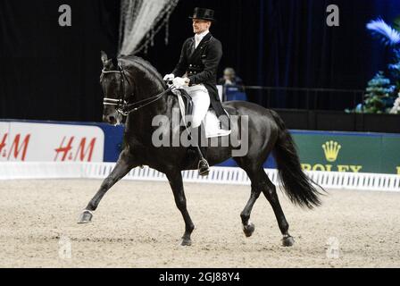 STOCKHOLM 2013-12-01 Edward Gal aus den Niederlanden reitet das Pferd Glock's Voice während der internationalen FEI Grand Prix Freestyle-Dressurveranstaltung auf der Stockholm International Horse Show in der Globe Arena in Stockholm, Schweden, am 01. Dezember 2013. Gal an zweiter Stelle platziert. Foto: Bertil Enevag Ericson / TT / kod 10000 Stockfoto