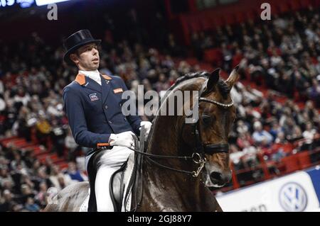 STOCKHOLM 2013-12-01 der Niederländer Hans Peter Minderhoud reitet das Pferd Glock's Romanov während der internationalen FEI Grand Prix Freestyle-Dressurveranstaltung auf der Stockholm International Horse Show in der Globe Arena in Stockholm, Schweden, am 01. Dezember 2013. Minderhoud wurde Dritter. Foto: Bertil Enevag Ericson / TT / kod 10000 Stockfoto