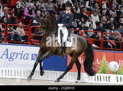 STOCKHOLM 2013-12-01 der Niederländer Hans Peter Minderhoud reitet das Pferd Glock's Romanov während der internationalen FEI Grand Prix Freestyle-Dressurveranstaltung auf der Stockholm International Horse Show in der Globe Arena in Stockholm, Schweden, am 01. Dezember 2013. Minderhoud wurde Dritter. Foto: Bertil Enevag Ericson / TT / kod 10000 Stockfoto