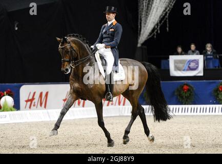 STOCKHOLM 2013-12-01 der Niederländer Hans Peter Minderhoud reitet das Pferd Glock's Romanov während der internationalen FEI Grand Prix Freestyle-Dressurveranstaltung auf der Stockholm International Horse Show in der Globe Arena in Stockholm, Schweden, am 01. Dezember 2013. Minderhoud wurde Dritter. Foto: Bertil Enevag Ericson / TT / kod 10000 Stockfoto