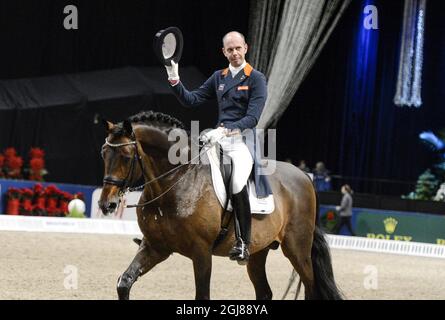 STOCKHOLM 2013-12-01 der Niederländer Hans Peter Minderhoud reitet das Pferd Glock's Romanov während der internationalen FEI Grand Prix Freestyle-Dressurveranstaltung auf der Stockholm International Horse Show in der Globe Arena in Stockholm, Schweden, am 01. Dezember 2013. Minderhoud wurde Dritter. Foto: Bertil Enevag Ericson / TT / kod 10000 Stockfoto