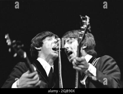 STOCKHOLM 1964-07-28 *FOR YOUR FILES* Paul McCartney und George Harrison von den Beatles werden während eines Konzerts im Johanneshov-Eisstadion in Stockholm, Schweden, am 28. Juli 1964 gesehen Foto: Folke Hellberg / DN / TT / Kod: 23 **OUT SWEDEN OUT** Stockfoto