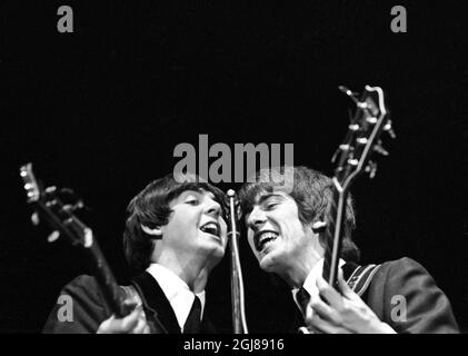 STOCKHOLM 1964-07-28 *FOR YOUR FILES* ul McCartney und George Harrison von den Beatles werden während eines Konzerts im Johanneshov-Eisstadion in Stockholm, Schweden, am 28. Juli 1964 gesehen Foto: Folke Hellberg / DN / TT / Kod: 23 **OUT SWEDEN OUT** Stockfoto