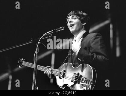 STOCKHOLM 1964-07-28 *FOR YOUR FILES* Paul McCartney und die Beatles werden während eines Konzerts im Johanneshov-Eisstadion in Stockholm, Schweden, am 28. Juli 1964 gesehen Foto: Folke Hellberg / DN / TT / Kod: 23 **OUT SWEDEN OUT** Stockfoto