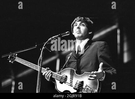 STOCKHOLM 1964-07-28 *FOR YOUR FILES* Paul McCartney und die Beatles werden während eines Konzerts im Johanneshov-Eisstadion in Stockholm, Schweden, am 28. Juli 1964 gesehen Foto: Folke Hellberg / DN / TT / Kod: 23 **OUT SWEDEN OUT** Stockfoto