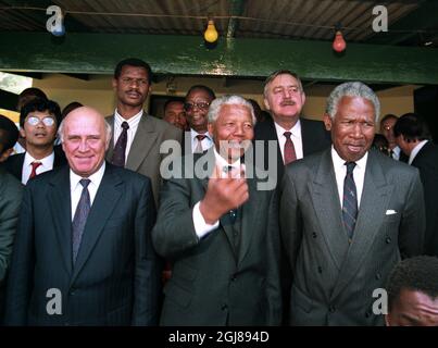 1994-04-03- Nelson Mandela und der südafrikanische Präsident Frederik W. de Klerk (links) bei einer Versammlung in der christlichen Kirche Zion in Moria, Südafrika. Hinter rechts steht PIK Botha, Südafrikas Außenminister. Andere nicht identifiziert. Foto: Ulf Berglund / SCANPIX / Kod: 33490 *** OUT GERMANY UNTIL JULY 17 2013 OUT *** Stockfoto